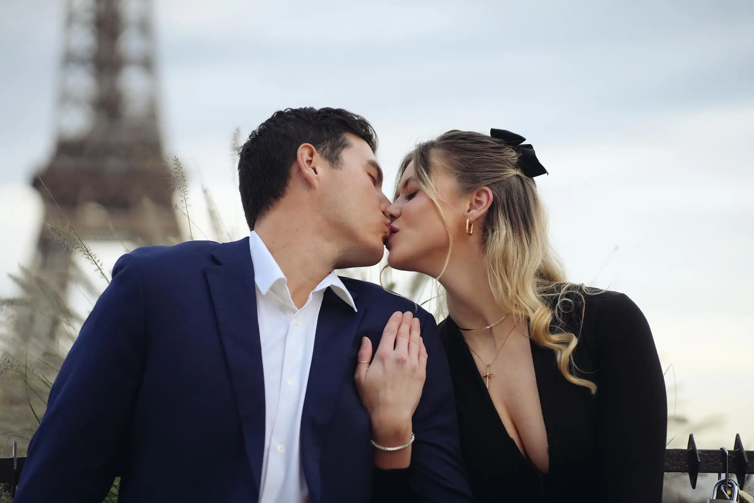 Couple s'embrassant devant la tour Eiffel